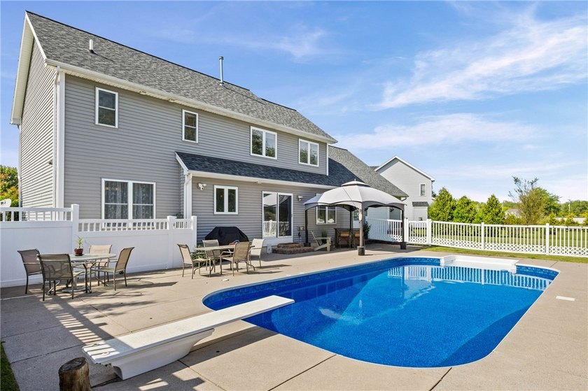 Price Improvement! Welcome to this beautiful 4-bedroom, 2.5-bath - photo 27