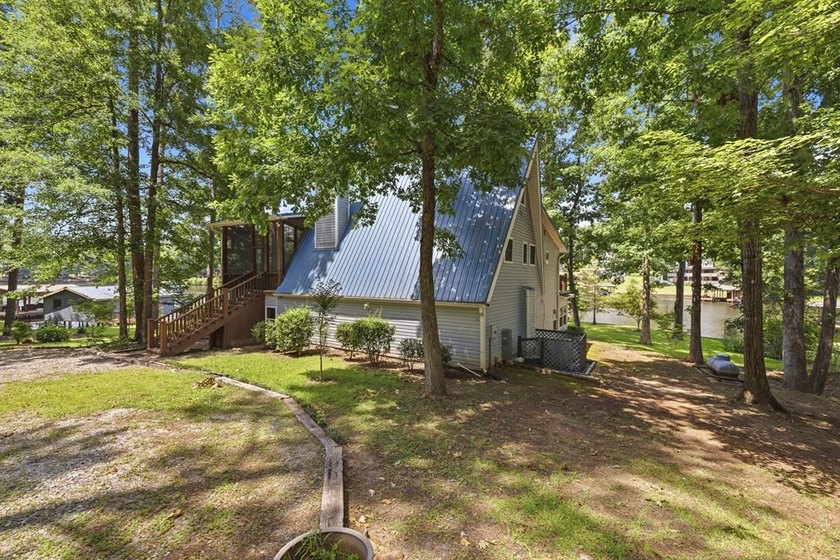 Situated on Lots 17 &amp; 18 with approximately 233 feet of - photo 7
