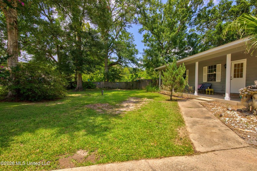 Looking for a move in ready 3 bedroom home in Gulfport with room - photo 3