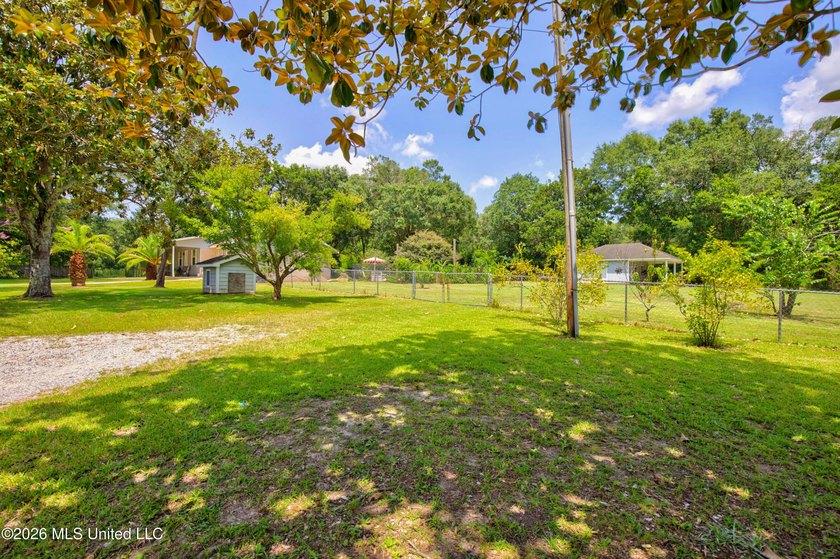 Looking for a move in ready 3 bedroom home in Gulfport with room - photo 4