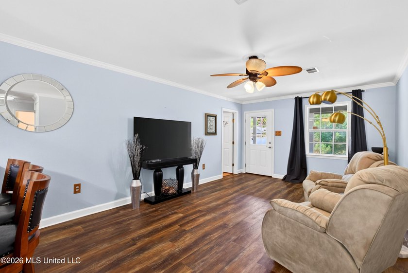 Looking for a move in ready 3 bedroom home in Gulfport with room - photo 7