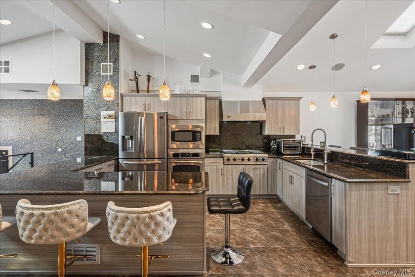 This expansive custom 3000sf renovated home with Central Air - photo 13