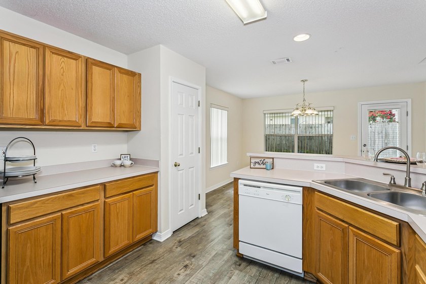 Welcome home to this charming 3-bedroom, 2-bathroom residence - photo 16