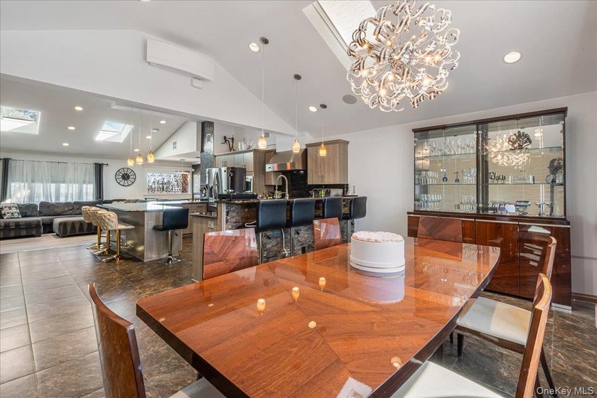 This expansive custom 3000sf renovated home with Central Air - photo 18
