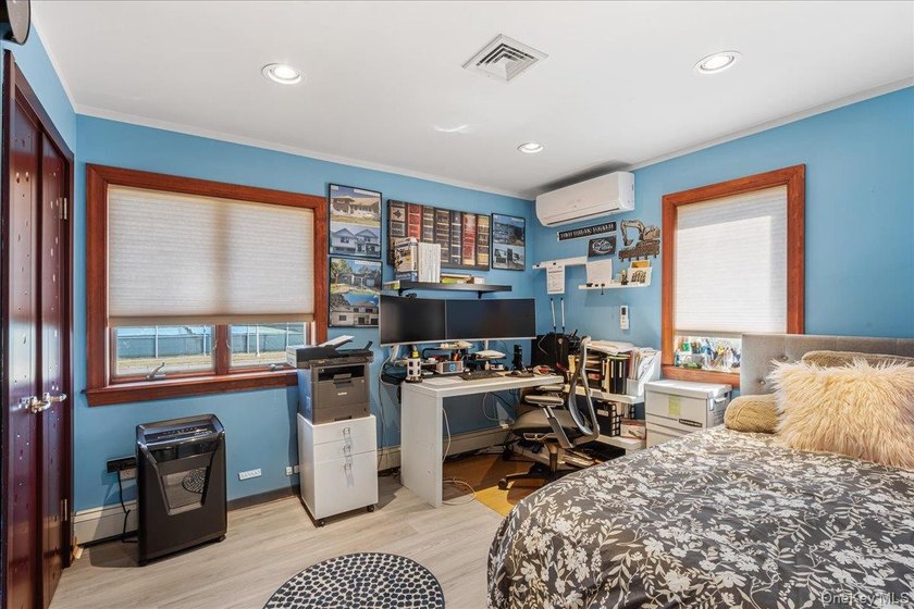 This expansive custom 3000sf renovated home with Central Air - photo 20
