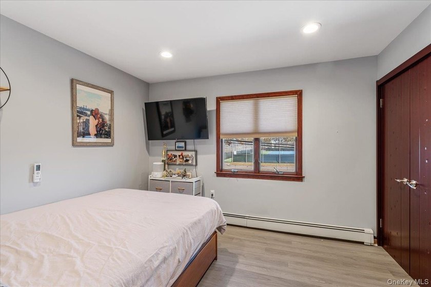 This expansive custom 3000sf renovated home with Central Air - photo 23