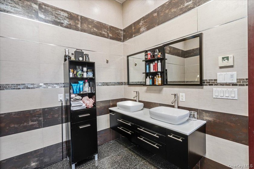 This expansive custom 3000sf renovated home with Central Air - photo 28