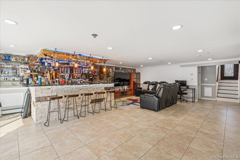 This expansive custom 3000sf renovated home with Central Air - photo 32