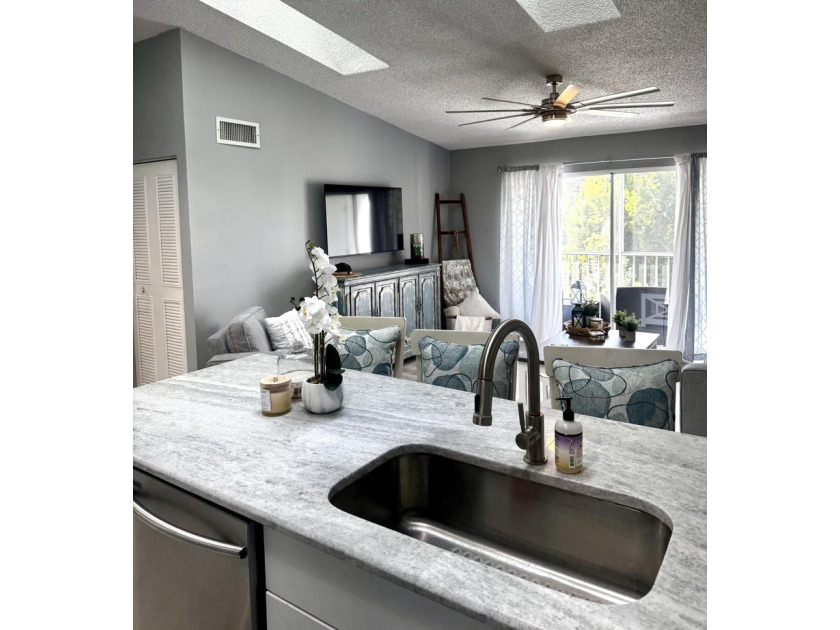 Completely remodeled 2 bedroom, 2 bath condo located on the 3rd - photo 11