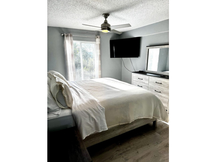 Completely remodeled 2 bedroom, 2 bath condo located on the 3rd - photo 15