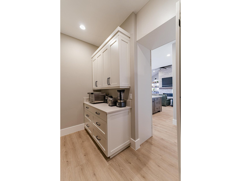 Custom home in beautiful, quiet neighborhood perched at the top - photo 15
