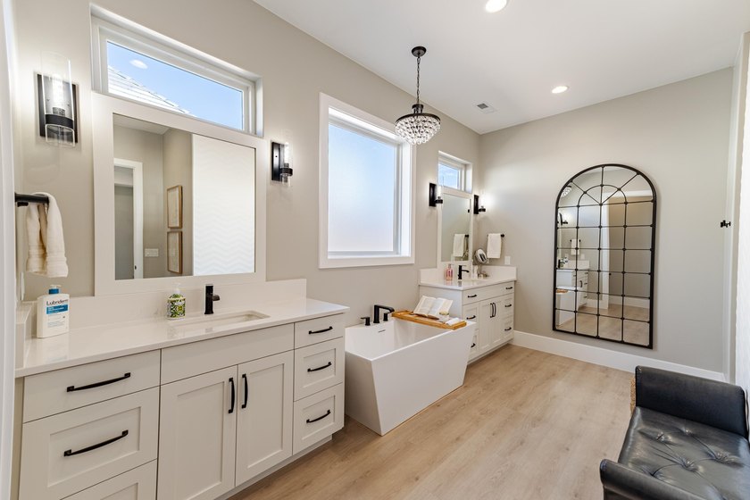 Custom home in beautiful, quiet neighborhood perched at the top - photo 19