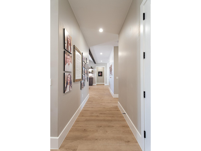 Custom home in beautiful, quiet neighborhood perched at the top - photo 25