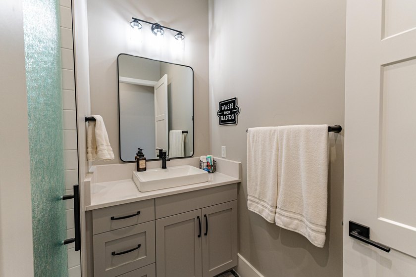Custom home in beautiful, quiet neighborhood perched at the top - photo 26
