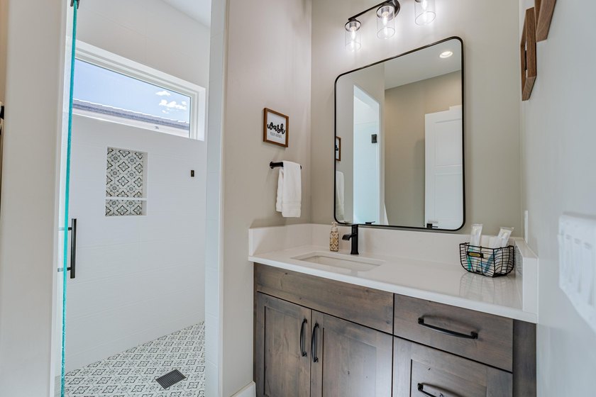 Custom home in beautiful, quiet neighborhood perched at the top - photo 30