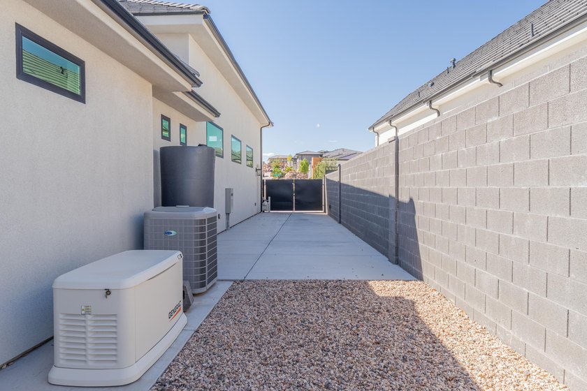 Custom home in beautiful, quiet neighborhood perched at the top - photo 39