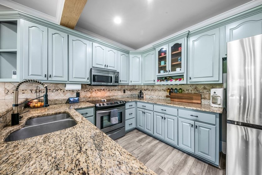 EXTRAORDINARY OPPORTUNITY TO OBTAIN OVER 4 ACRES OF PRIME LEVEL - photo 6