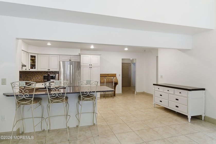 Spacious &amp; beautifully maintained, this charming 4-bedroom - photo 11
