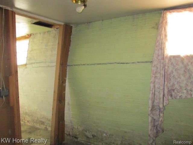 Opportunity for a great investment with a ton of space/waiting - photo 13