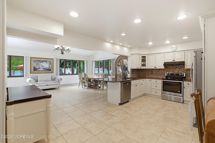 Spacious &amp; beautifully maintained, this charming 4-bedroom - photo 14