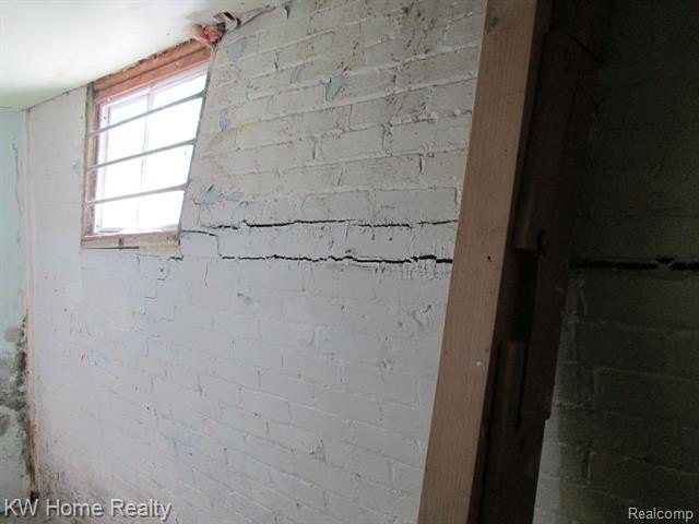 Opportunity for a great investment with a ton of space/waiting - photo 15
