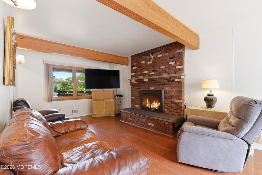 Spacious &amp; beautifully maintained, this charming 4-bedroom - photo 16