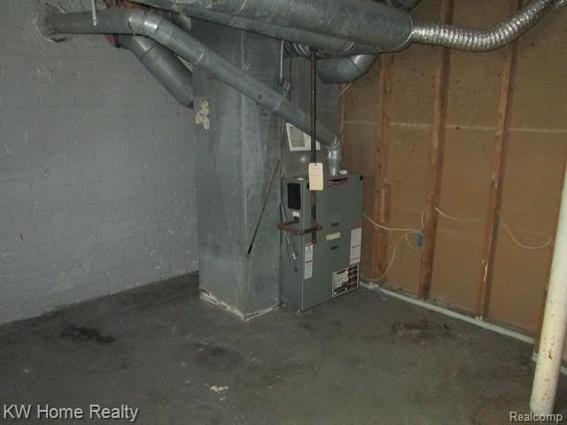 Opportunity for a great investment with a ton of space/waiting - photo 17