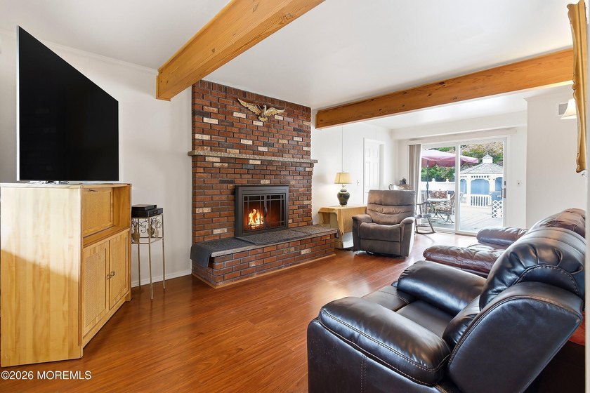 Spacious &amp; beautifully maintained, this charming 4-bedroom - photo 18
