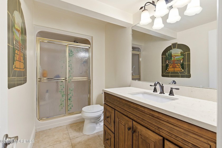 Spacious &amp; beautifully maintained, this charming 4-bedroom - photo 20