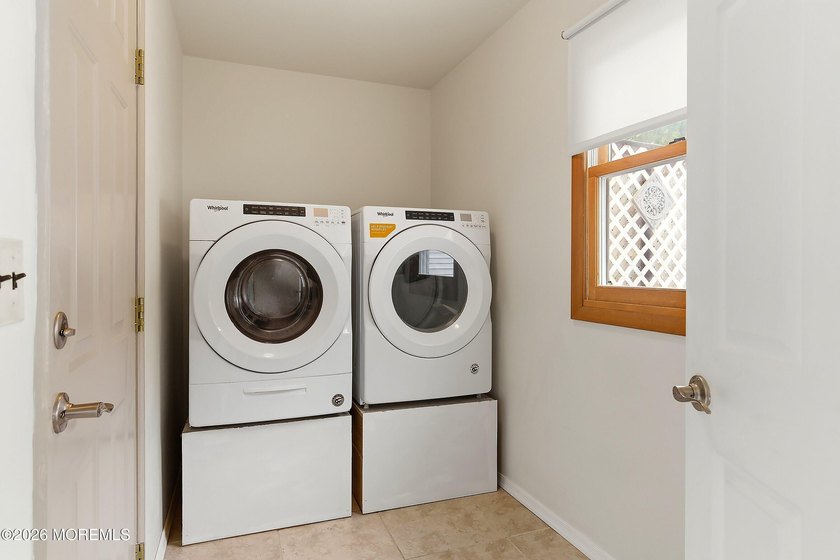 Spacious &amp; beautifully maintained, this charming 4-bedroom - photo 21