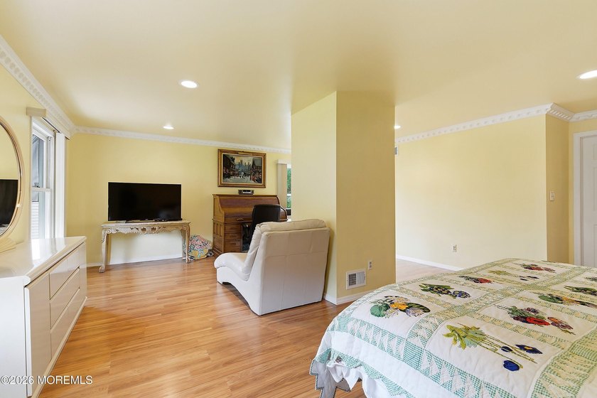 Spacious &amp; beautifully maintained, this charming 4-bedroom - photo 26