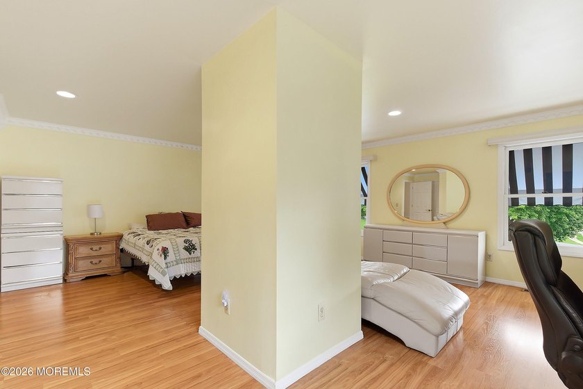 Spacious &amp; beautifully maintained, this charming 4-bedroom - photo 27