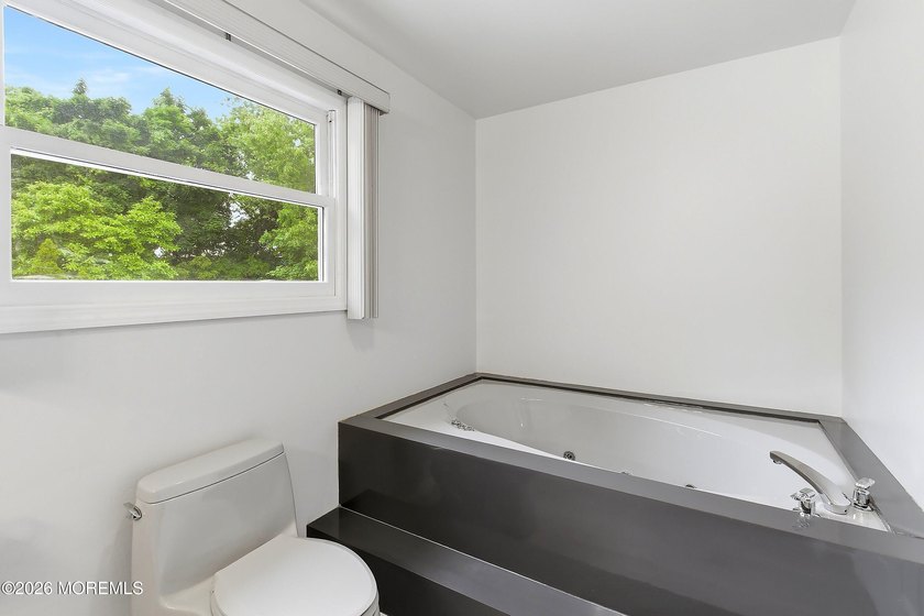 Spacious &amp; beautifully maintained, this charming 4-bedroom - photo 31