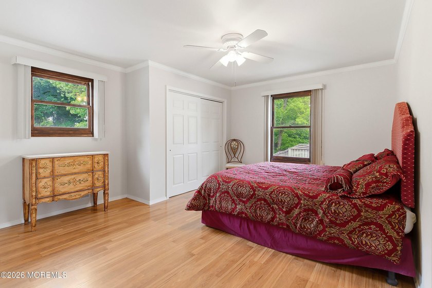 Spacious &amp; beautifully maintained, this charming 4-bedroom - photo 32
