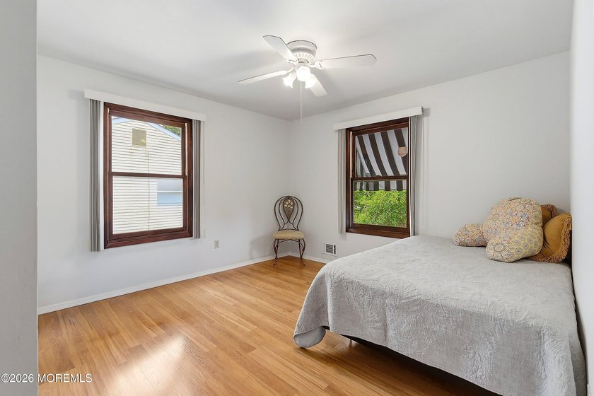 Spacious &amp; beautifully maintained, this charming 4-bedroom - photo 33