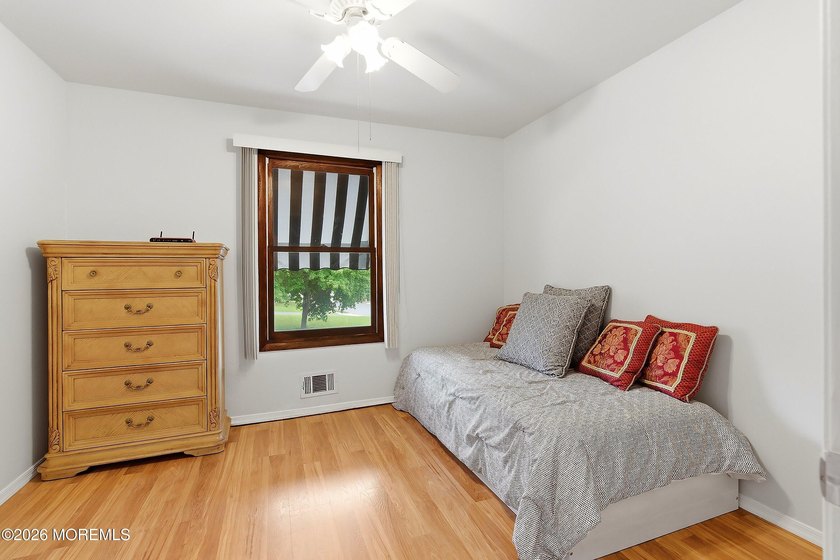 Spacious &amp; beautifully maintained, this charming 4-bedroom - photo 34