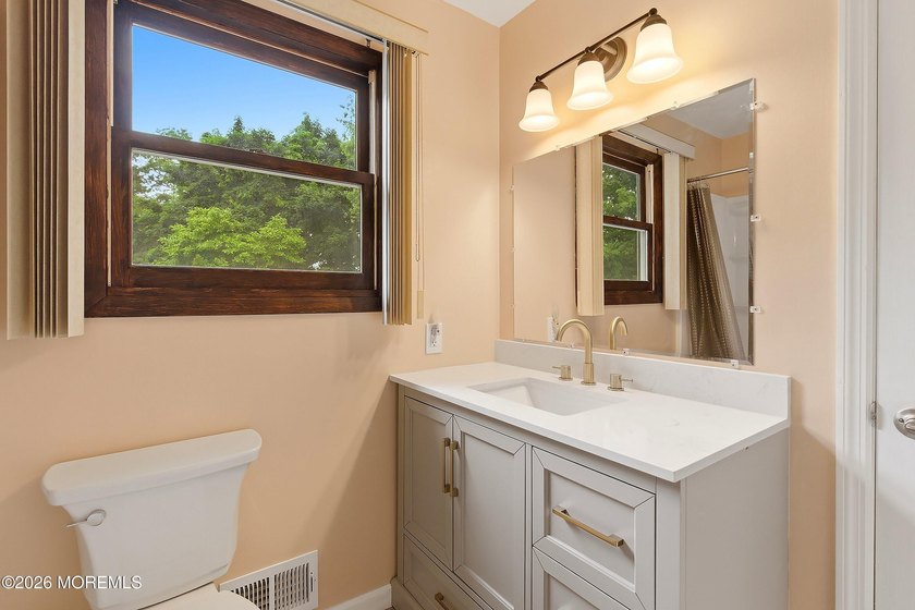 Spacious &amp; beautifully maintained, this charming 4-bedroom - photo 36