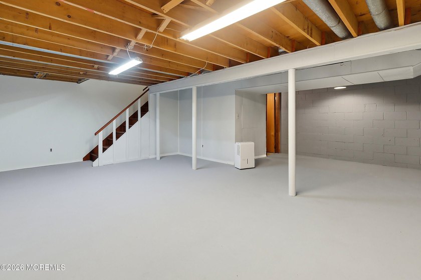 Spacious &amp; beautifully maintained, this charming 4-bedroom - photo 37