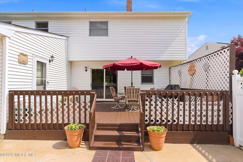 Spacious &amp; beautifully maintained, this charming 4-bedroom - photo 42