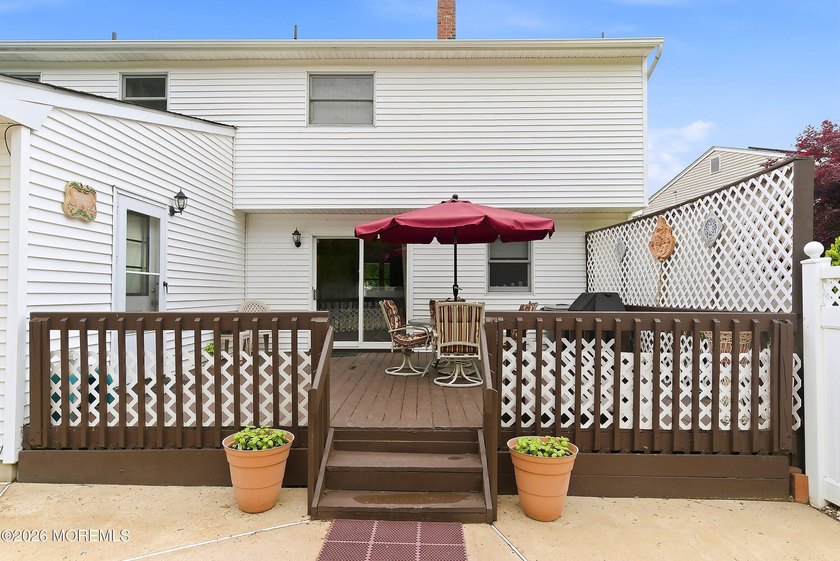 Spacious &amp; beautifully maintained, this charming 4-bedroom - photo 43