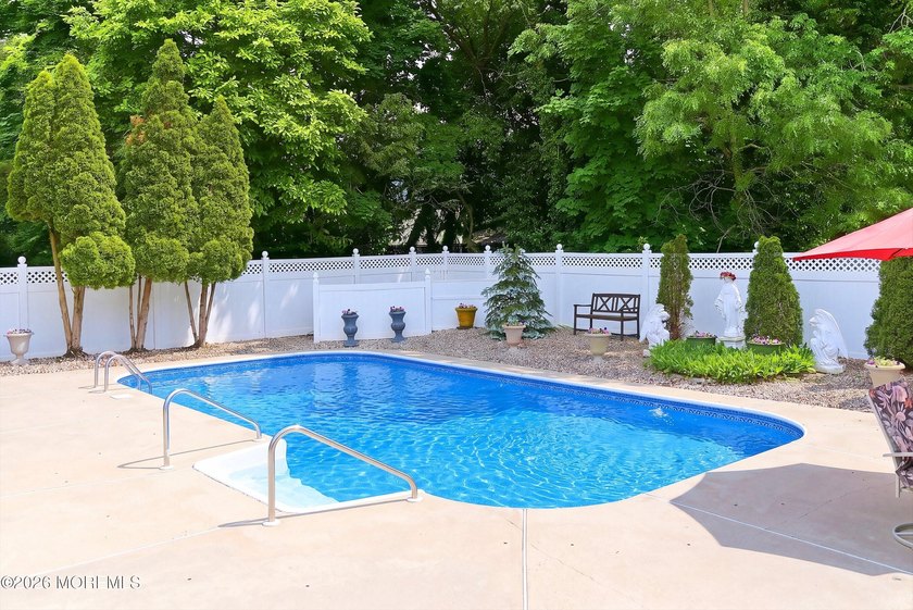 Spacious &amp; beautifully maintained, this charming 4-bedroom - photo 44