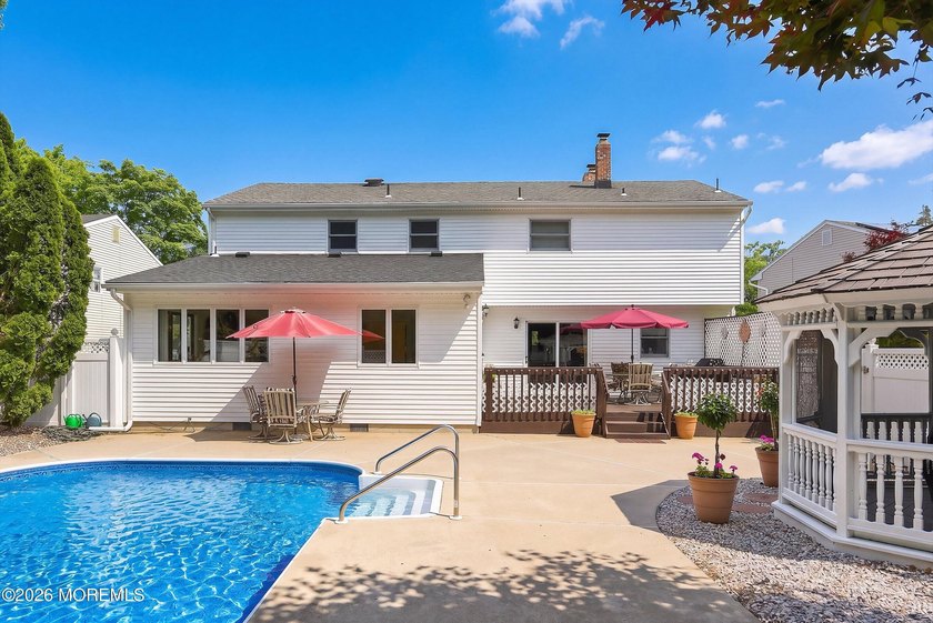 Spacious &amp; beautifully maintained, this charming 4-bedroom - photo 46