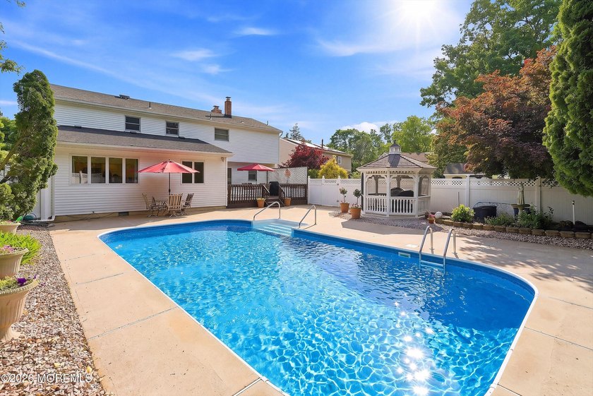 Spacious &amp; beautifully maintained, this charming 4-bedroom - photo 48