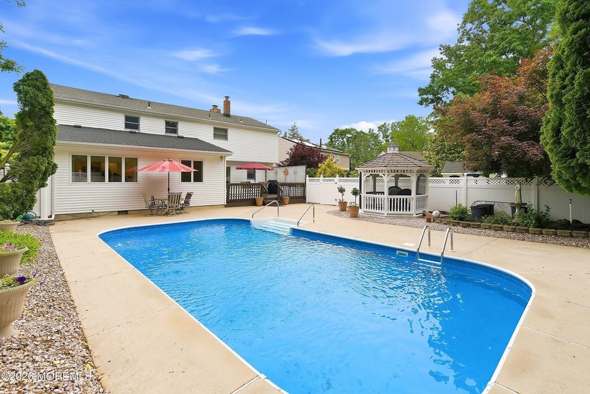Spacious &amp; beautifully maintained, this charming 4-bedroom - photo 49