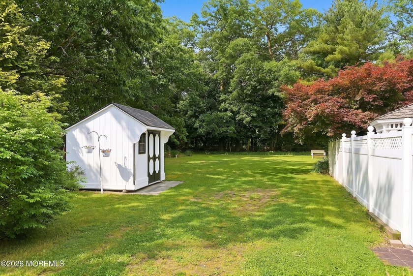 Spacious &amp; beautifully maintained, this charming 4-bedroom - photo 50