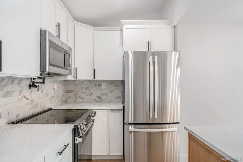 Turnkey Renovated Farmhouse-Style Cape - Elwood School District - photo 12