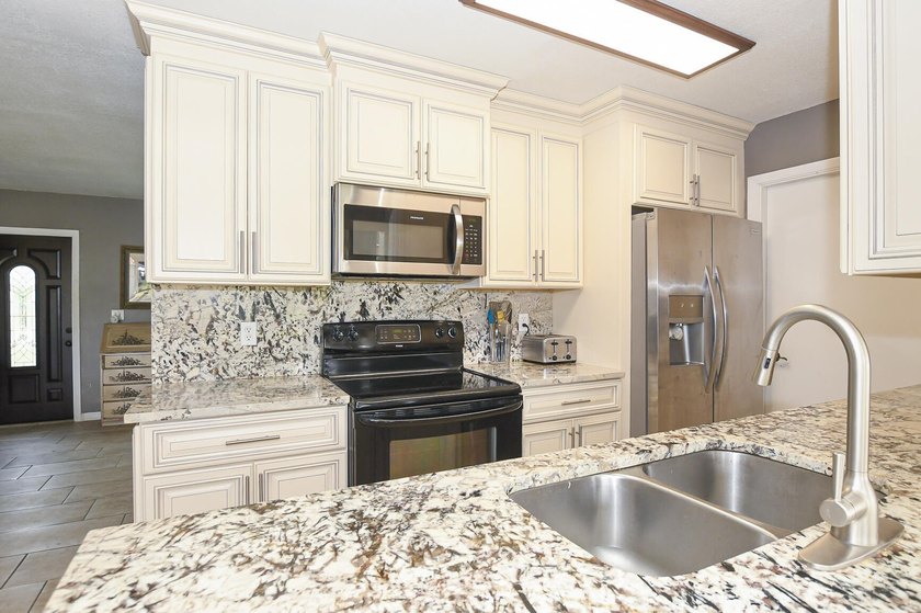 HOME SITS ON 1/3 OF AN ACRE BEAUTIFUL CORNER LOT! UPDATED - photo 12