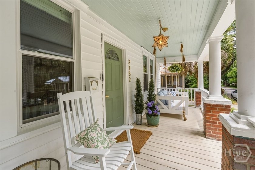 Welcome to this fully renovated bungalow with an expansive - photo 4
