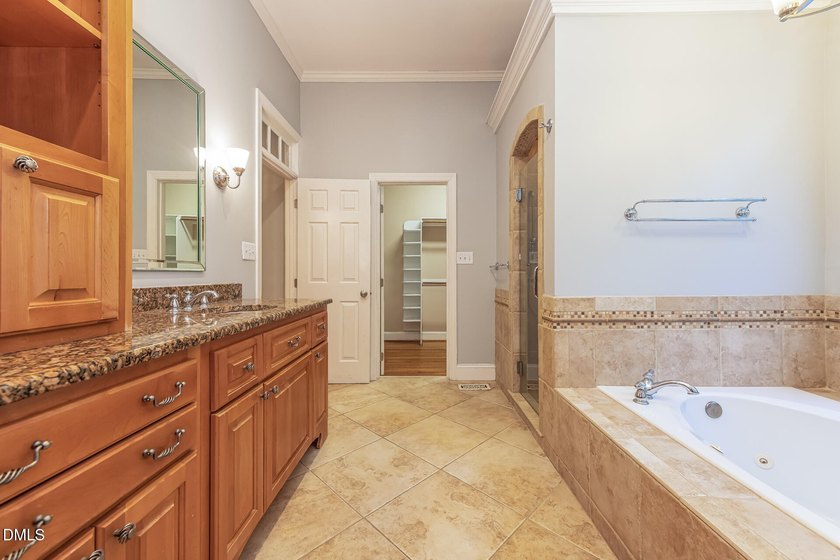 Classic all-brick elegance meets timeless interior craftsmanship - photo 14