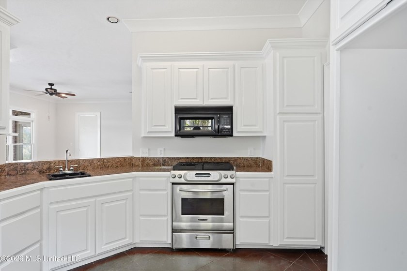 This 3 bedroom 2.5 bath custom built, 1 owner home is ready to - photo 23